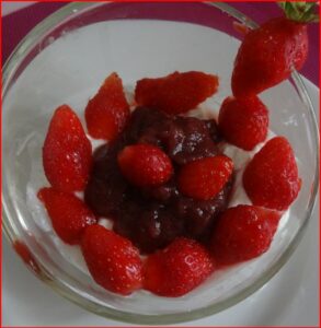 Lire la suite à propos de l’article COUPE DE PETITS SUISSES AUX FRAISES