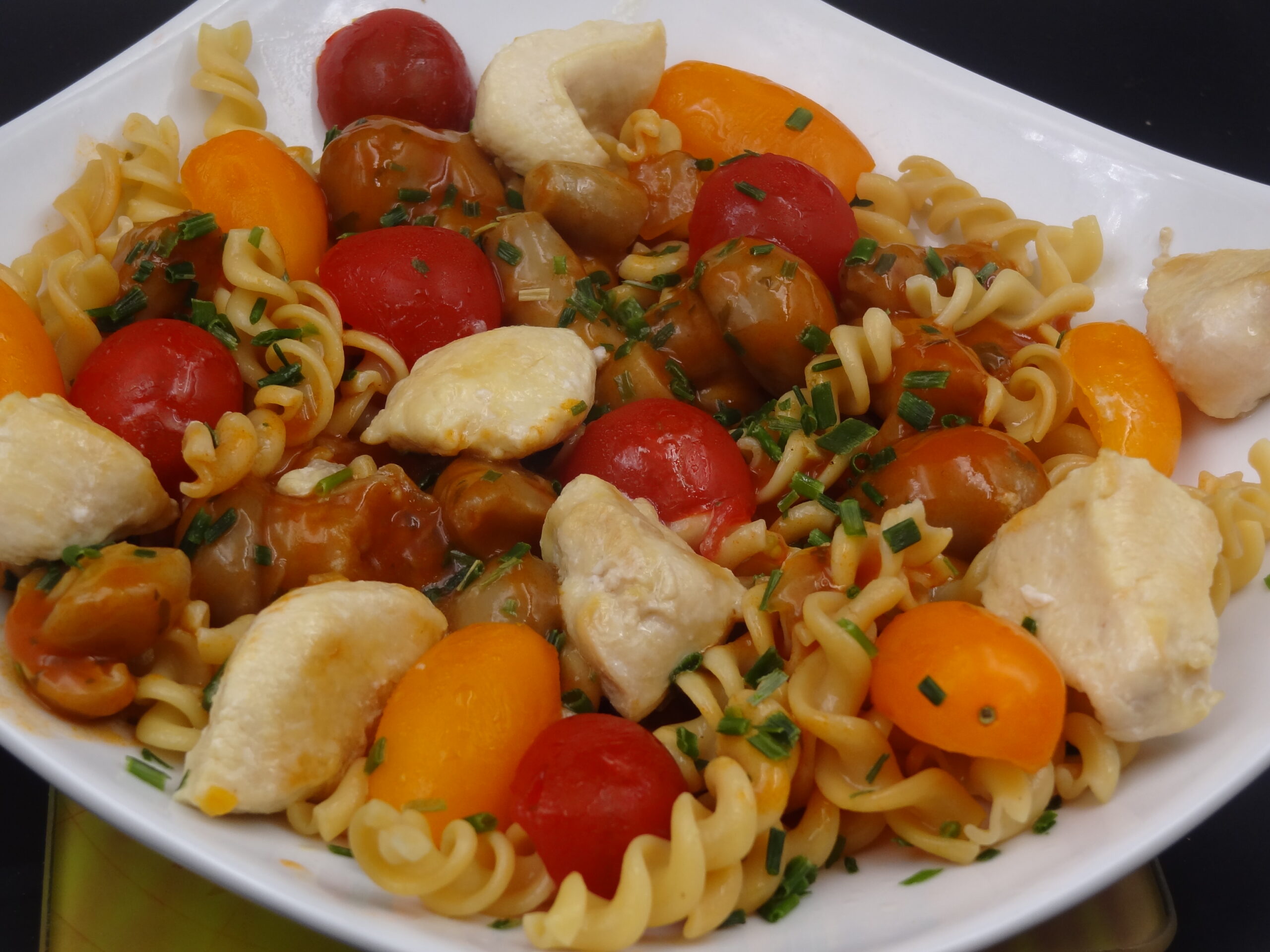 Lire la suite à propos de l’article ASSIETTE DE PÂTES DE POIS CHICHES AVEC POULET ET CHAMPIGNONS A LA GRECQUE