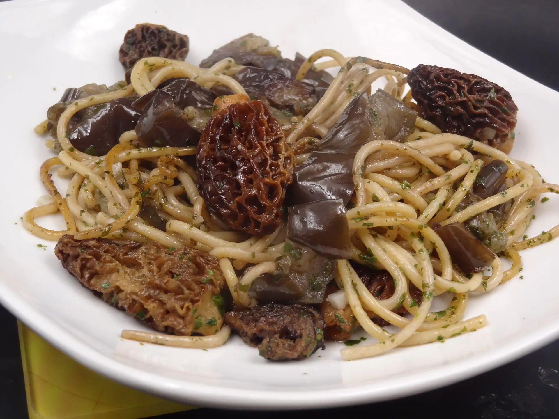 Lire la suite à propos de l’article SPAGHETTIS COMPLETS AUX MORILLES ET AUX AUBERGINES