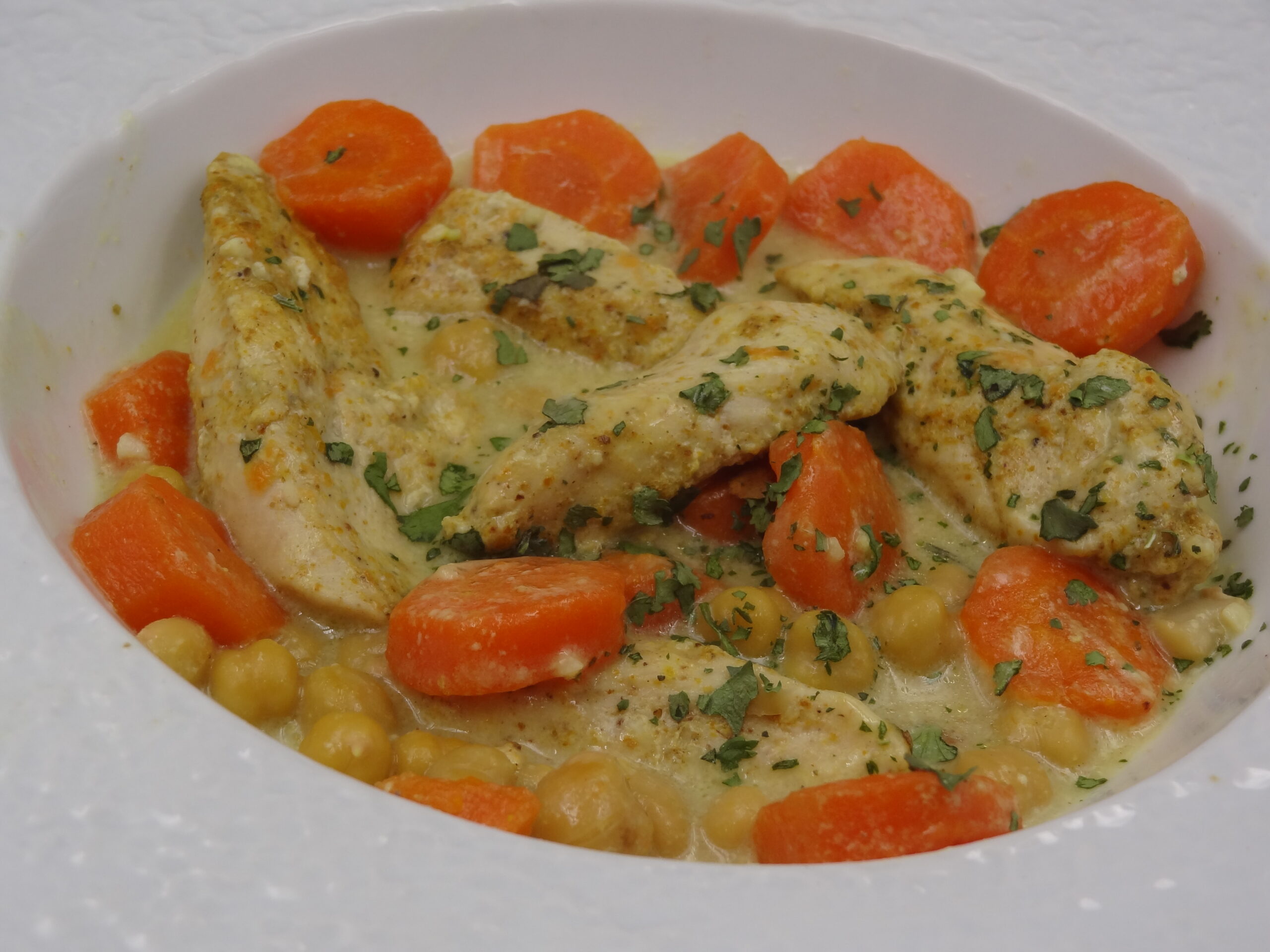 You are currently viewing CURRY DE POULET AUX CAROTTES ET AUX POIS CHICHES