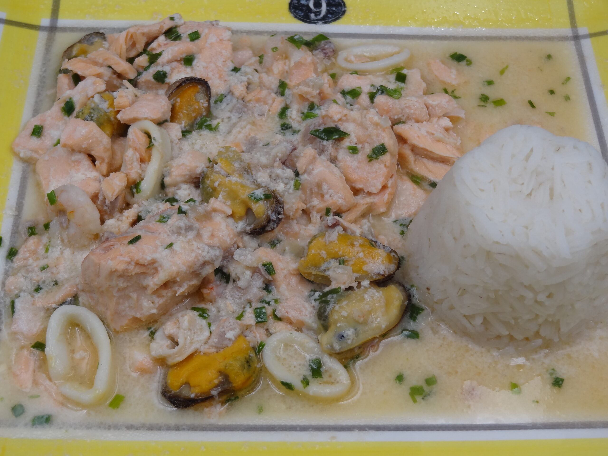 Lire la suite à propos de l’article NAGE DE SAUMON AUX FRUITS DE MER ET SON RIZ BASMATI