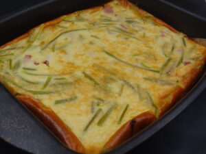 Lire la suite à propos de l’article QUICHE SANS PÂTE AU JAMBON ET ASPERGES SAUVAGES