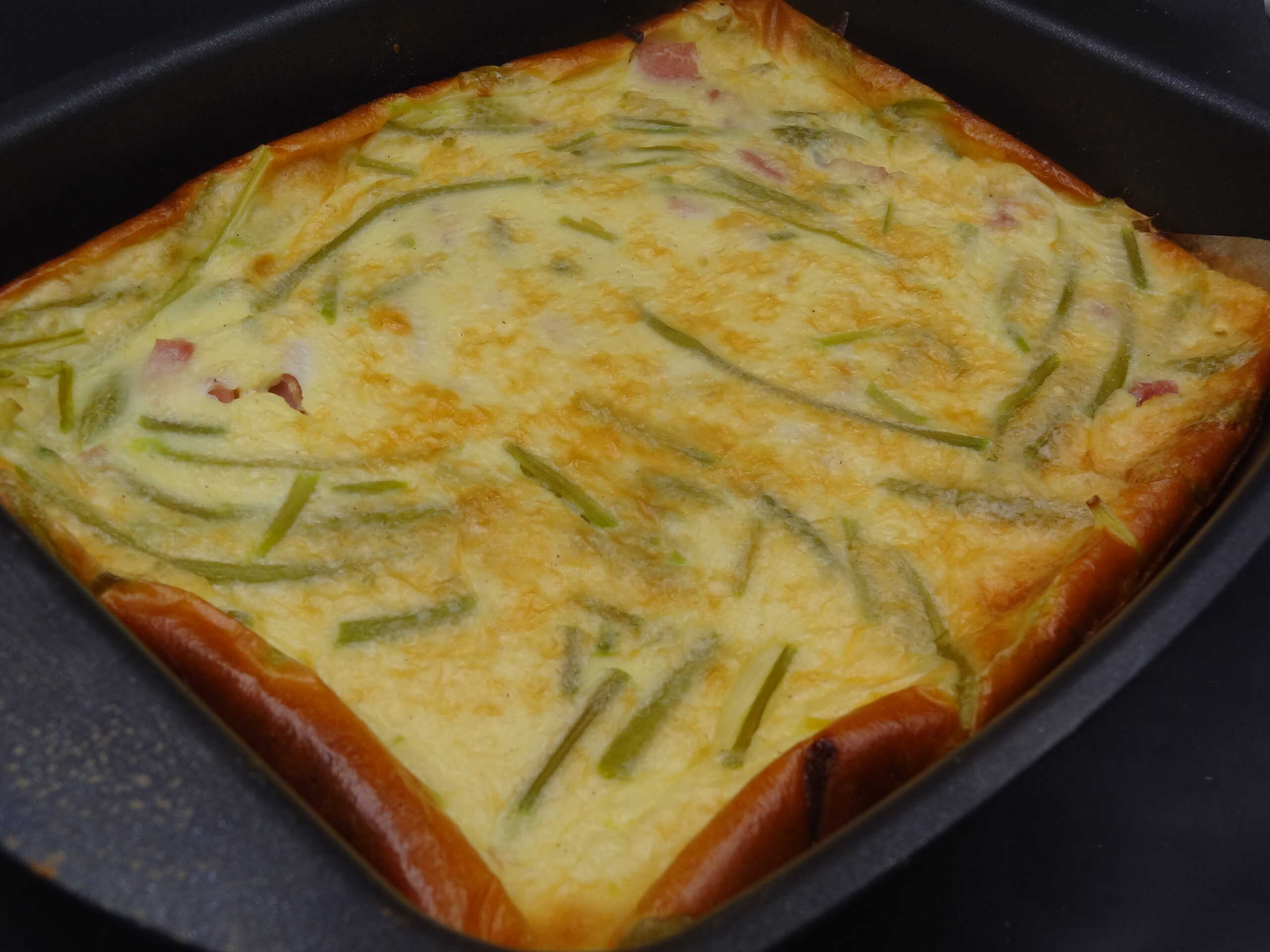 You are currently viewing QUICHE SANS PÂTE AU JAMBON ET ASPERGES SAUVAGES