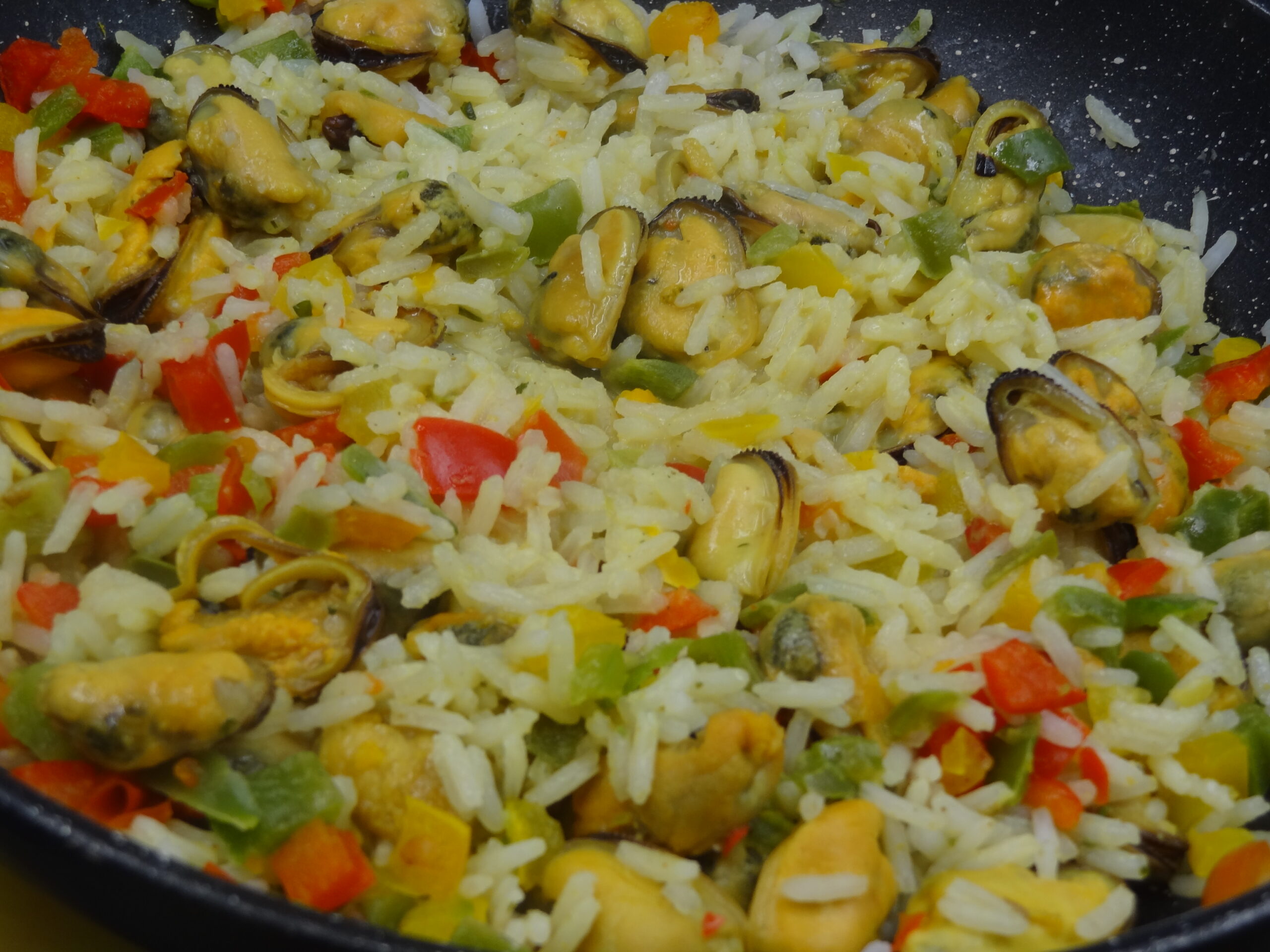 Lire la suite à propos de l’article RIZ MOULES AU CURRY