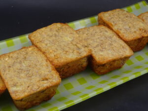 Lire la suite à propos de l’article PETITS CAKES BANANE VANILLE A L&rsquo;AVOINE