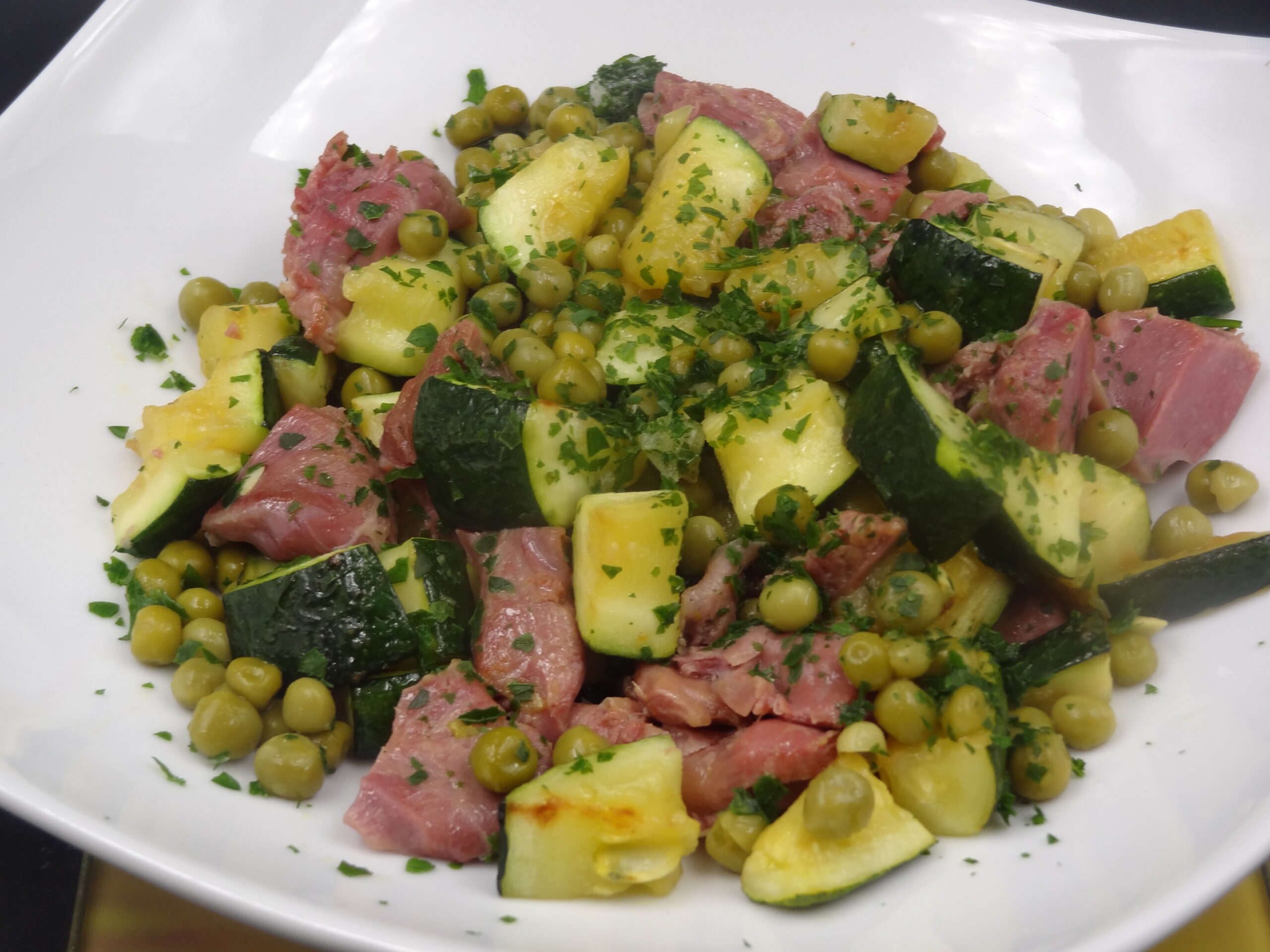 Vous consultez actuellement POÊLÉE DE GÉSIERS DE VOLAILLE COURGETTES PETITS POIS